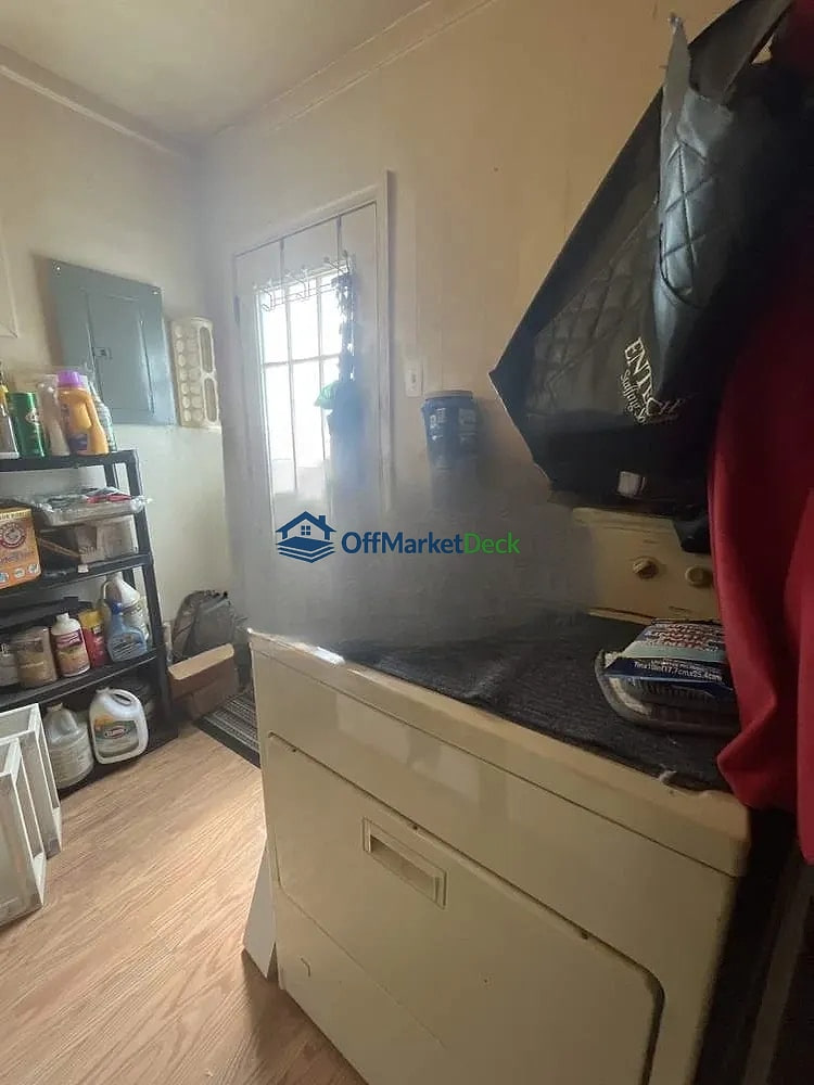 Off-market house in Dearborn Heights, Michigan — 3 beds, 1 bath, $69,350 — photo 7 of 8