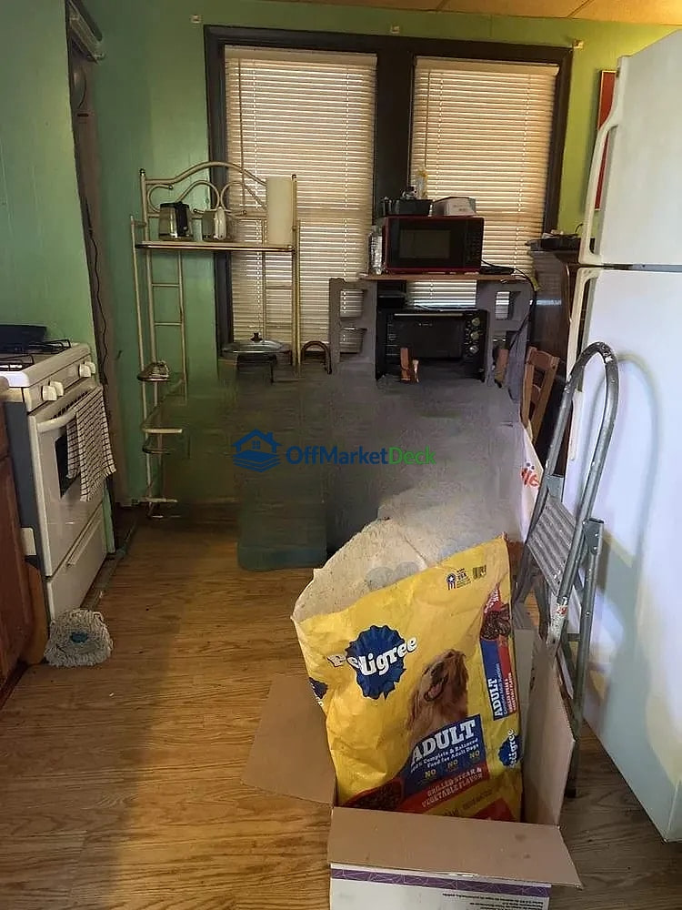 Off-market house in Dearborn Heights, Michigan — 3 beds, 1 bath, $69,350 — photo 5 of 8
