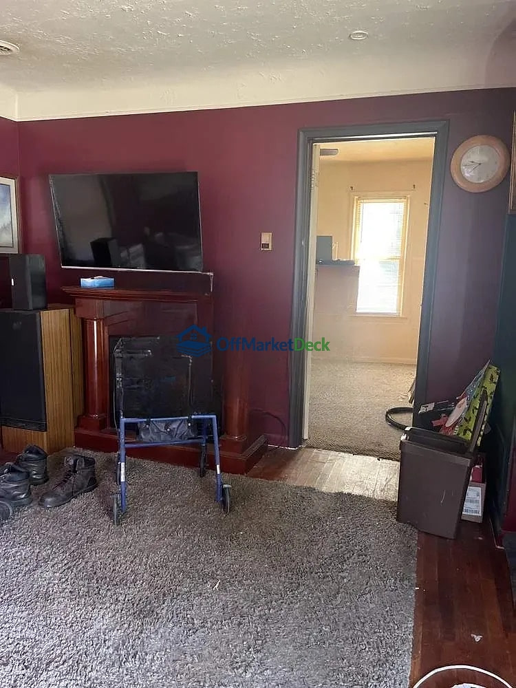 Off-market house in Dearborn Heights, Michigan — 3 beds, 1 bath, $69,350 — photo 3 of 8