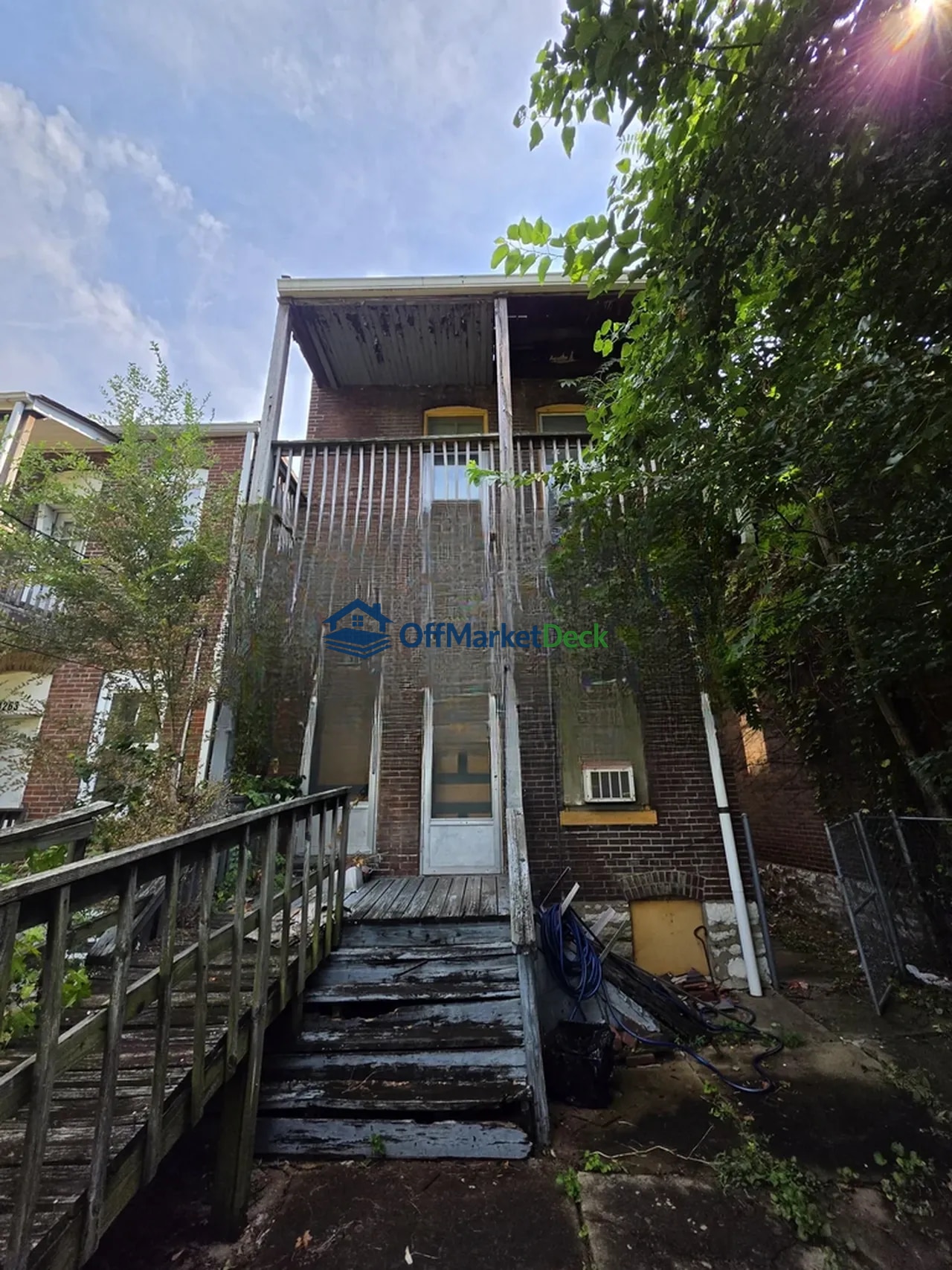 Off-market multi family in St. Louis, Missouri — 4 beds, 2 baths, $7,900 — photo 2 of 8