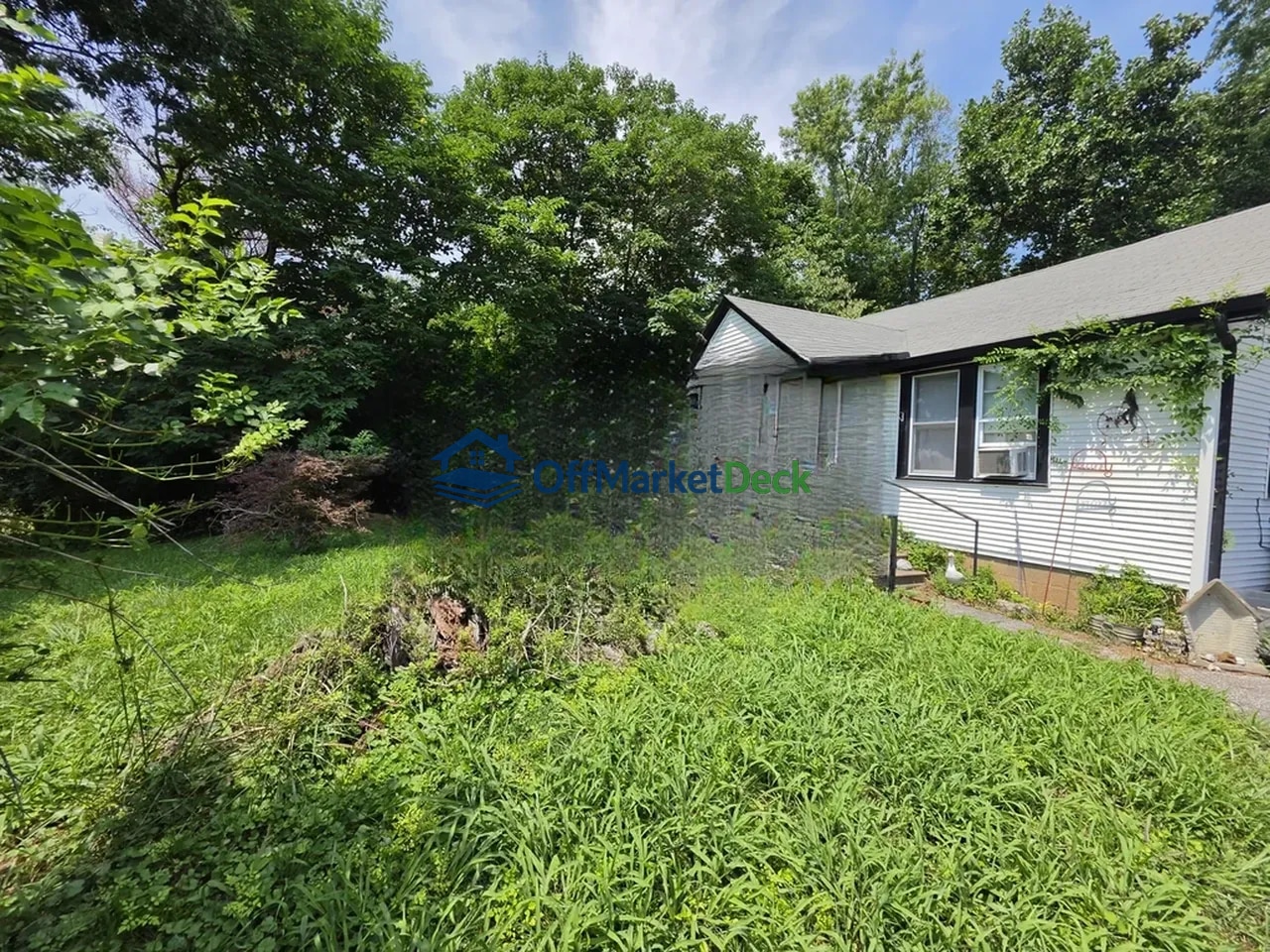 Off-market house in St. Louis, Missouri — 3 beds, 1.5 baths, $49,900 — photo 6 of 8