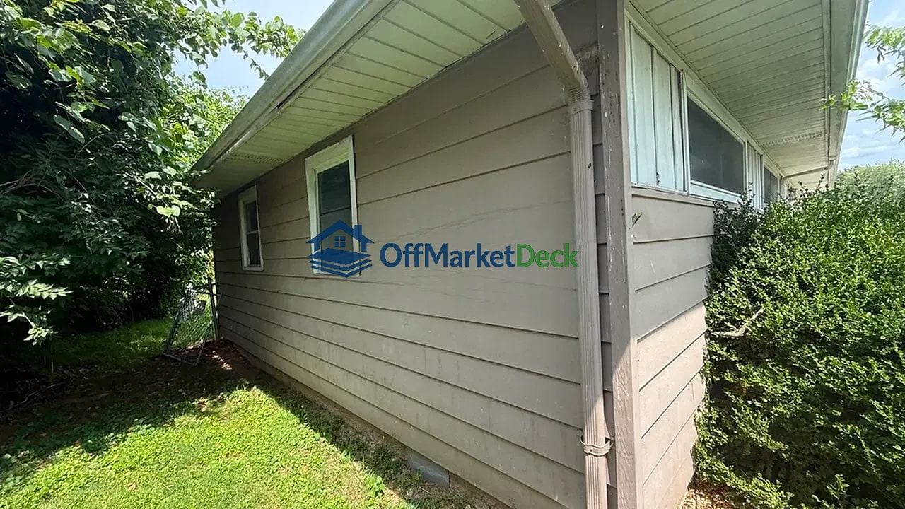 Off-market house in Festus, Missouri — 3 beds, 1 bath, $139,900 — photo 3 of 8
