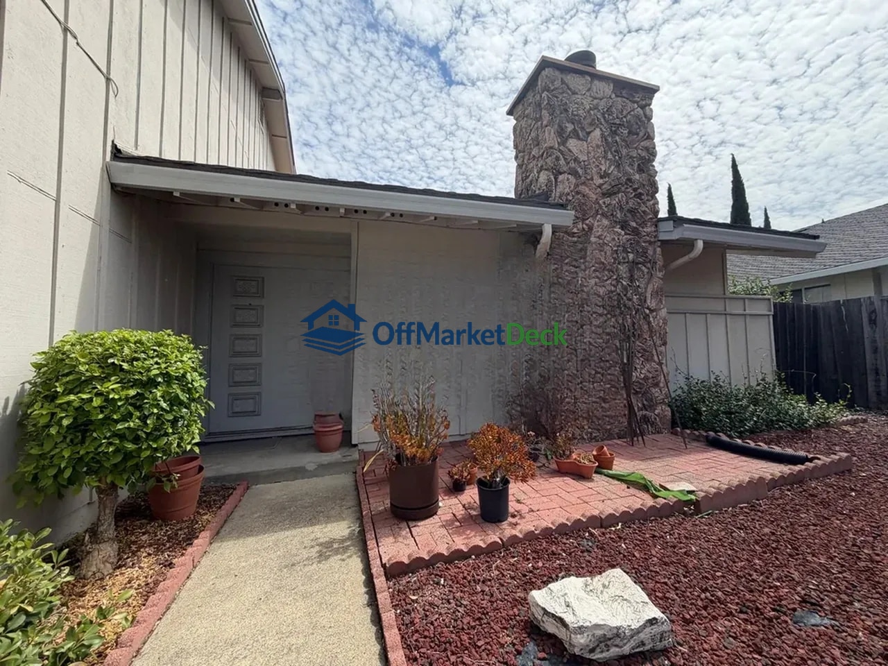 Off-market house in Concord, California — 3 beds, 2.5 baths, $649,900 — photo 2 of 8