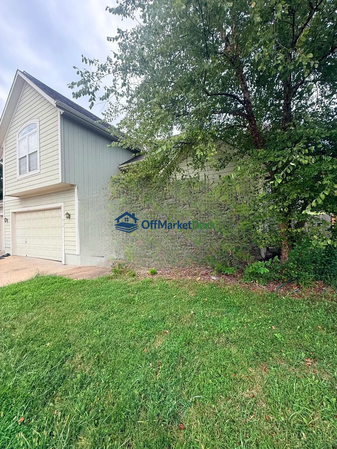Off-market house in Raymore, Missouri — 4 beds, 3 baths, $304,900 — photo 3 of 8