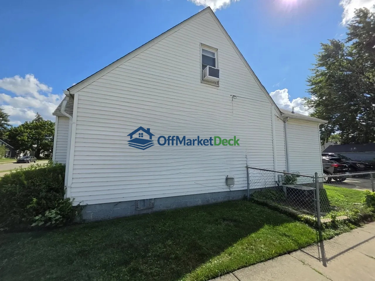 Off-market house in Roseville, Michigan — 3 beds, 1.5 baths, $104,900 — photo 3 of 8