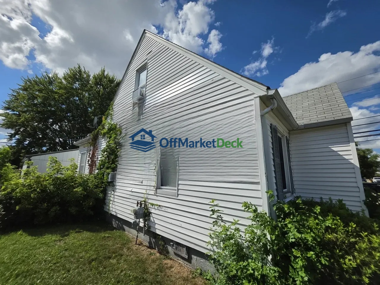 Off-market house in Roseville, Michigan — 3 beds, 1.5 baths, $104,900 — photo 2 of 8