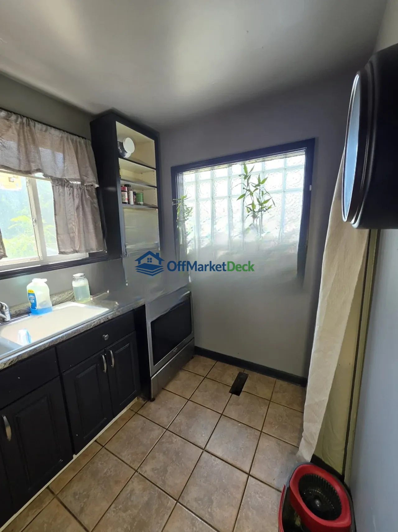 Off-market house in Detroit, Michigan — 3 beds, 1.5 baths, $54,900 — photo 6 of 8