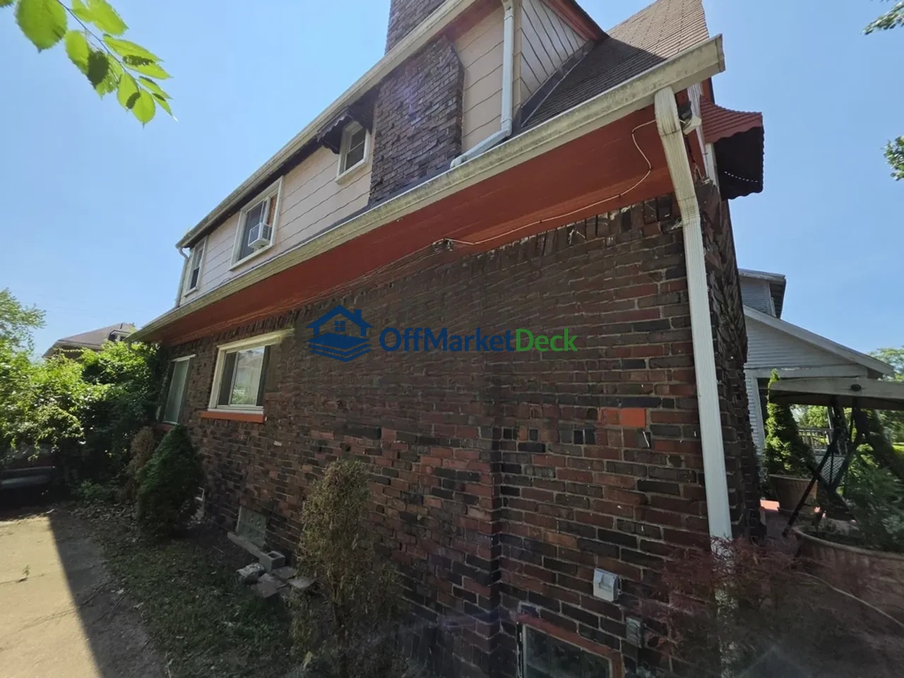 Off-market house in Detroit, Michigan — 3 beds, 1.5 baths, $54,900 — photo 5 of 8