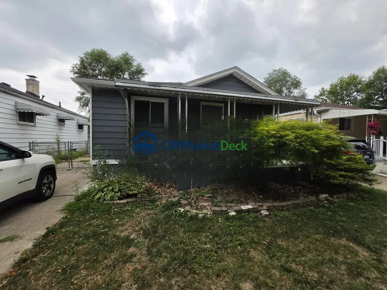 Off-market house in Allen Park, Michigan — 3 beds, 1.5 baths, $137,900 — photo 2 of 8
