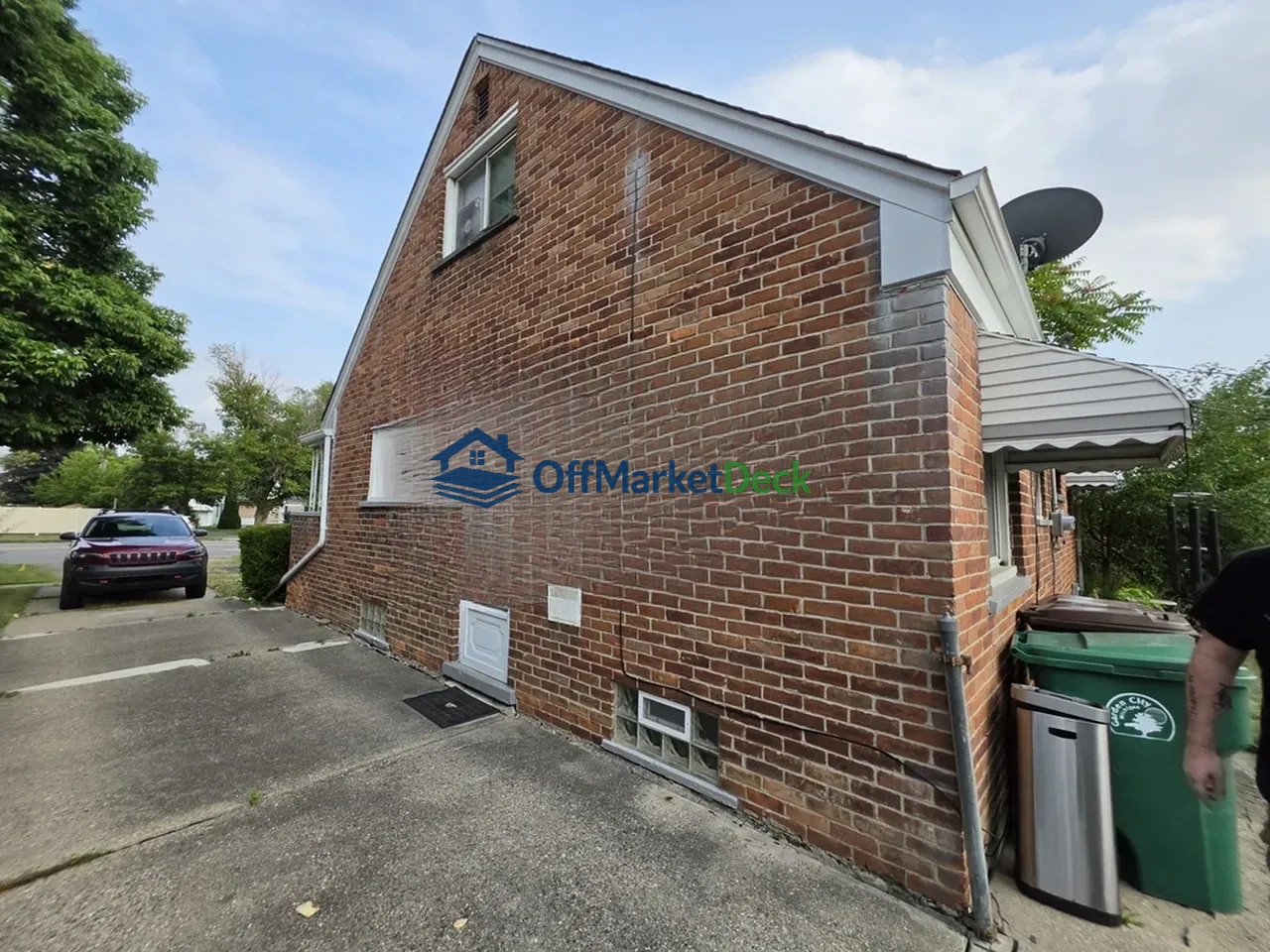Off-market house in Garden City, Michigan — 3 beds, 1.5 baths, $139,900 — photo 3 of 8