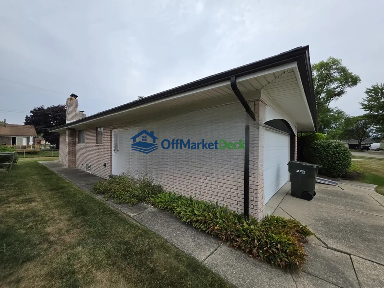 Off-market house in Sterling Heights, Michigan — 3 beds, 2 baths, $254,900 — photo 2 of 8