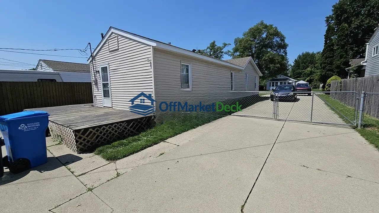 Off-market house in Madison Heights, Michigan — 2 beds, 1 bath, $139,900 — photo 5 of 8
