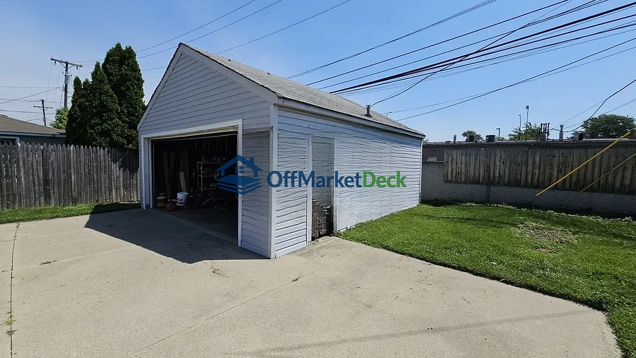 Off-market house in Madison Heights, Michigan — 2 beds, 1 bath, $139,900 — photo 4 of 8
