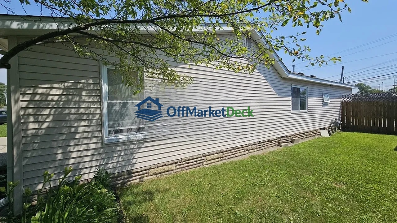 Off-market house in Madison Heights, Michigan — 2 beds, 1 bath, $139,900 — photo 2 of 8