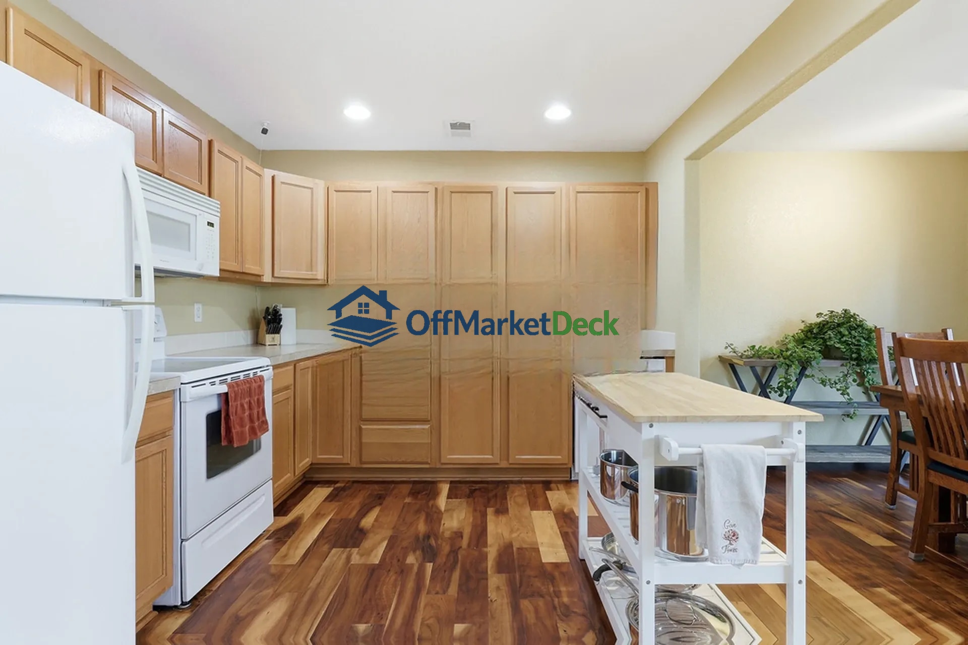 Off-market townhome in Casper, Wyoming — 3 beds, 2.5 baths, $285,000 — photo 3 of 8