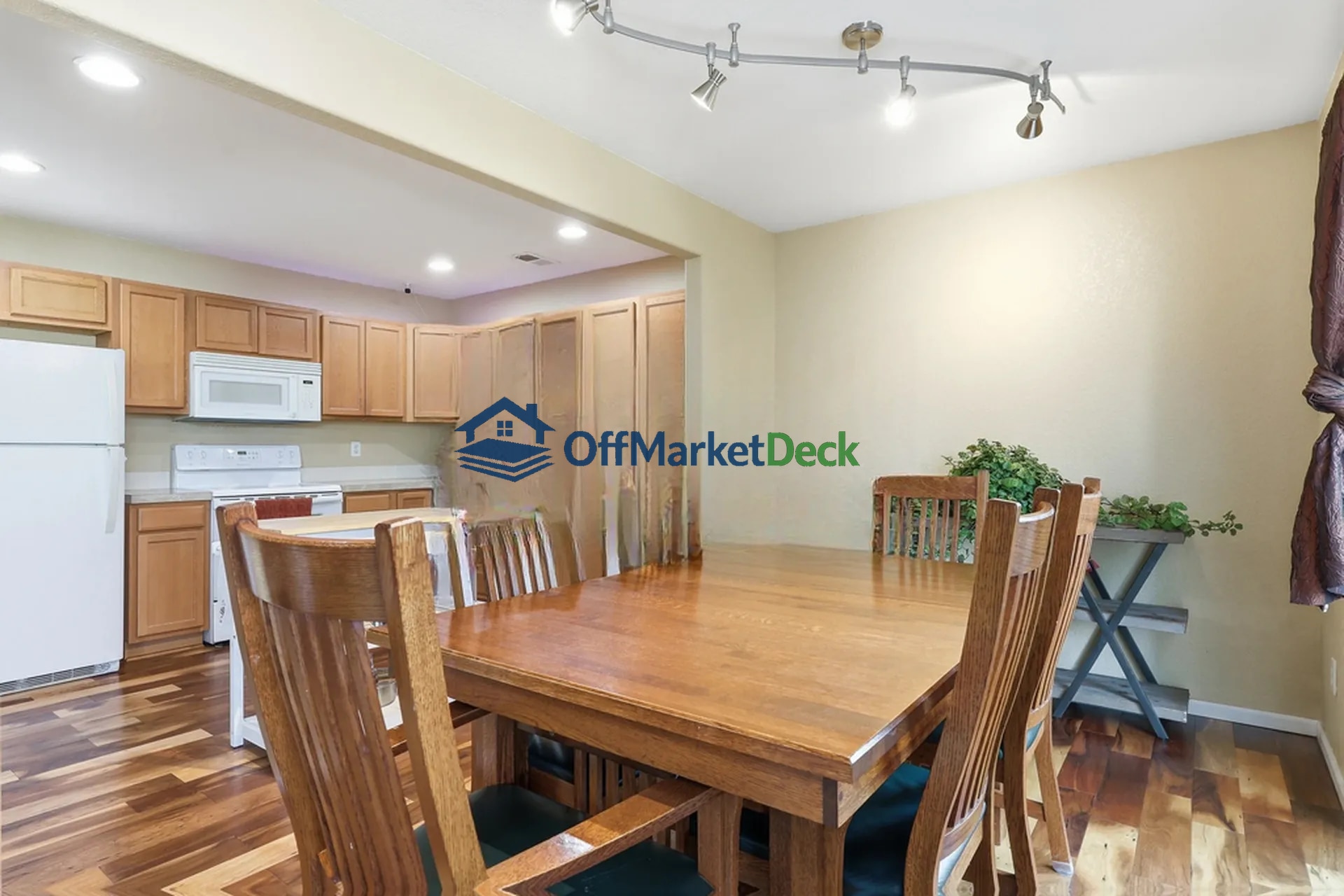 Off-market townhome in Casper, Wyoming — 3 beds, 2.5 baths, $285,000 — photo 6 of 8