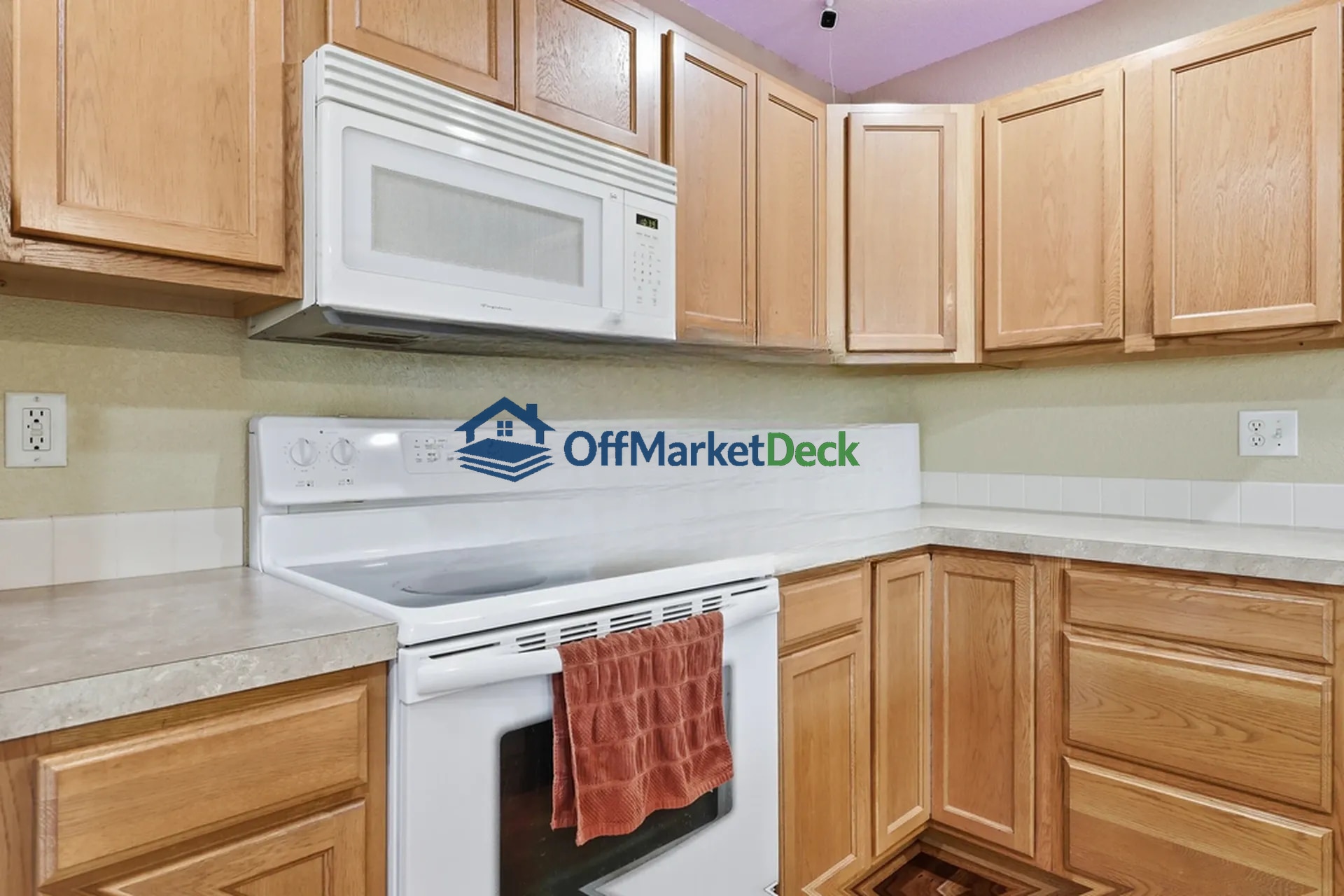 Off-market townhome in Casper, Wyoming — 3 beds, 2.5 baths, $285,000 — photo 4 of 8