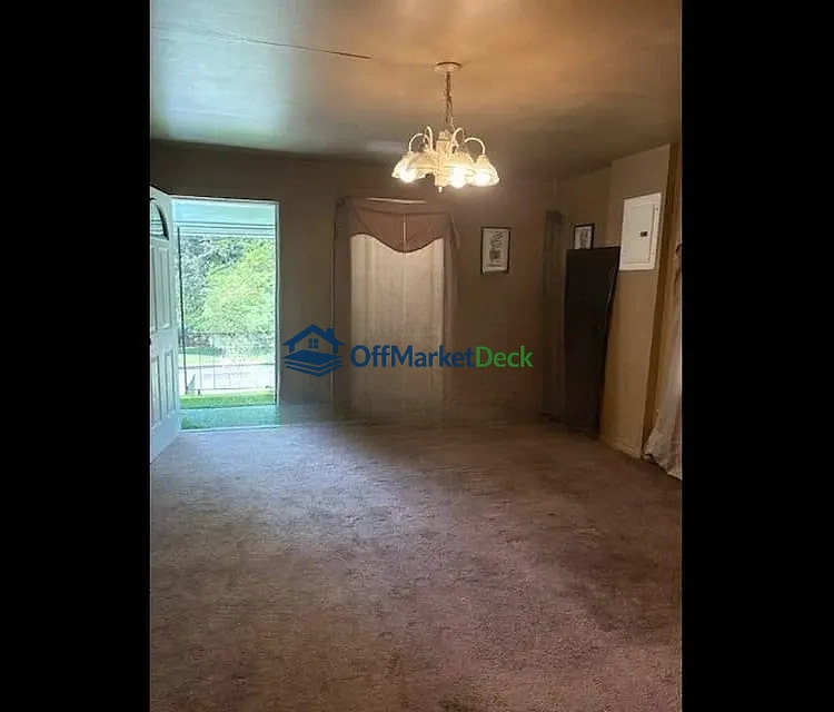 Off-market house in Rockmart, Georgia — 3 beds, 2 baths, $96,000 — photo 2 of 8
