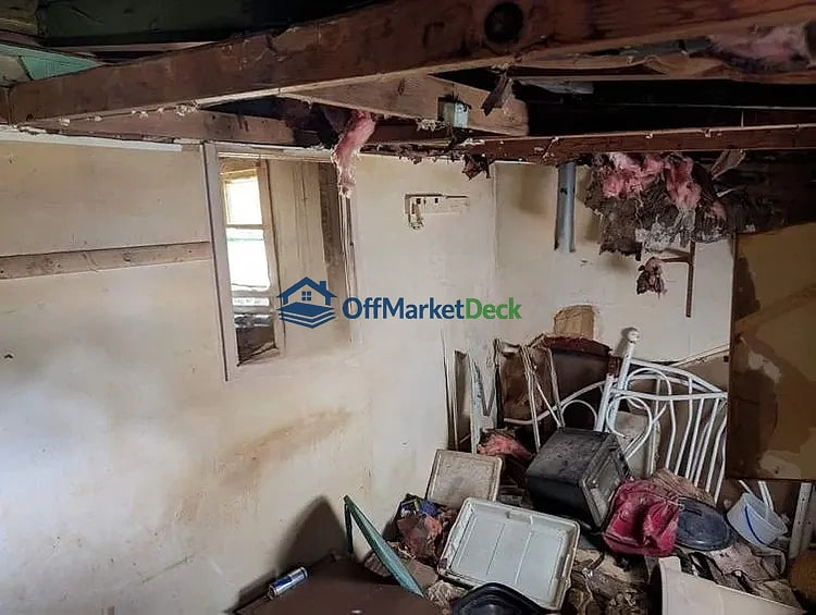 Off-market house in Huntington, West Virginia — 2 beds, 1 bath, $12,000 — photo 8 of 8