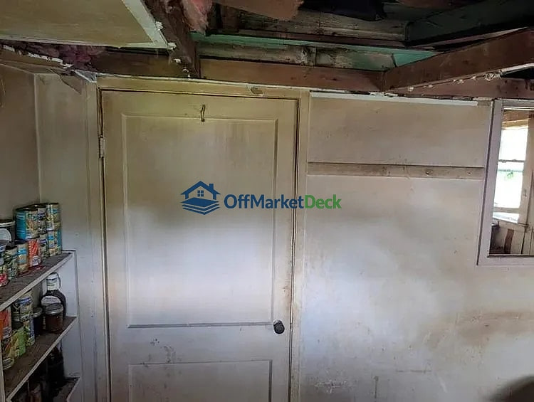 Off-market house in Huntington, West Virginia — 2 beds, 1 bath, $12,000 — photo 7 of 8
