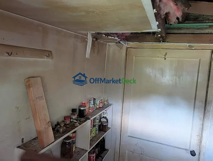 Off-market house in Huntington, West Virginia — 2 beds, 1 bath, $12,000 — photo 6 of 8