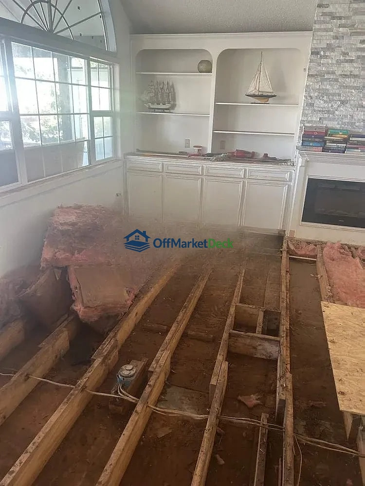 Off-market house in Freeport, Texas — 2 beds, 2 baths, $254,000 — photo 5 of 8