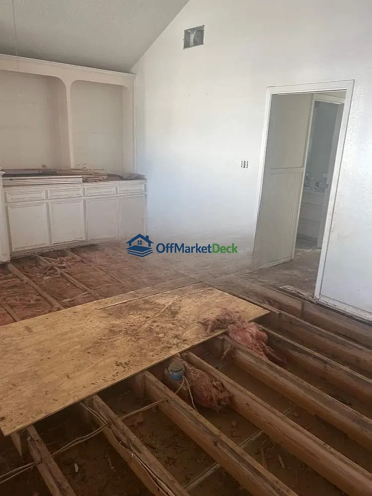 Off-market house in Freeport, Texas — 2 beds, 2 baths, $254,000 — photo 4 of 8
