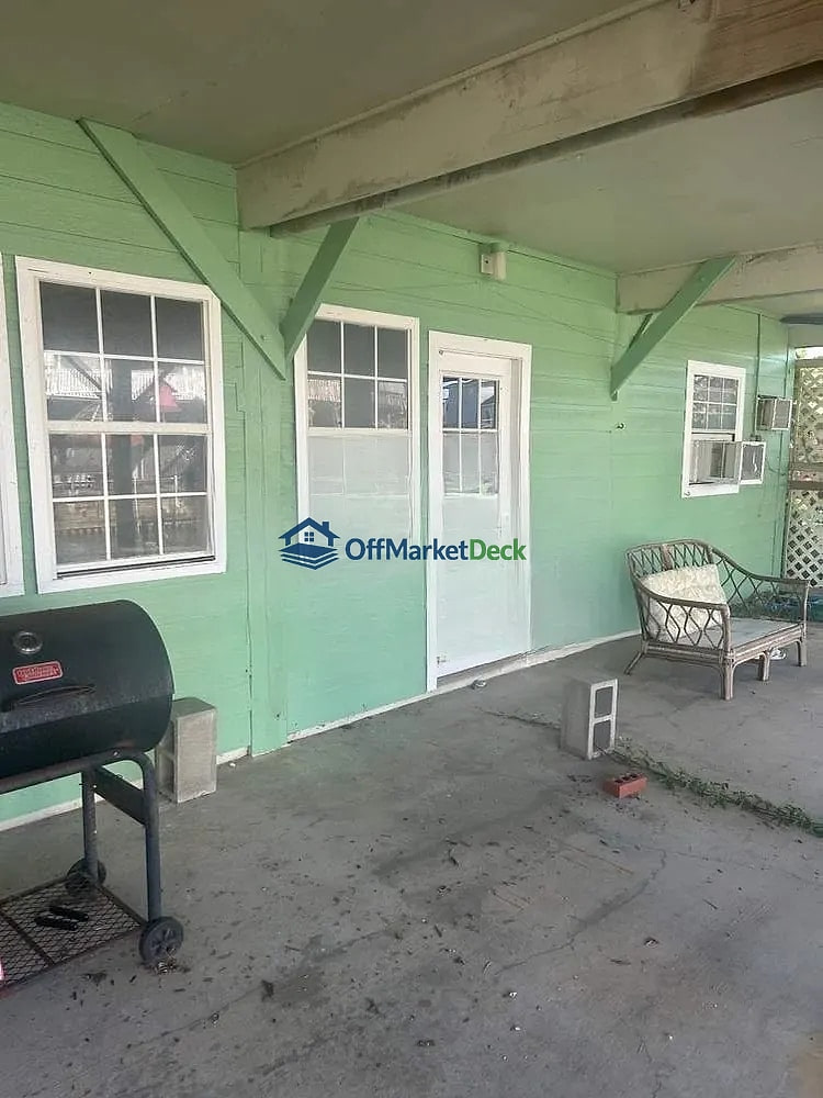 Off-market house in Freeport, Texas — 2 beds, 2 baths, $254,000 — photo 2 of 8