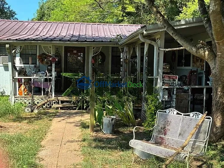 Off-market house in Waterloo, Alabama — 3 beds, 2 baths, $122,500 — photo 2 of 8