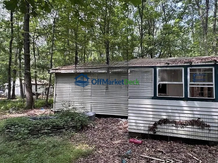 Off-market house in East Stroudsburg, Pennsylvania — 2 beds, 1 bath, $57,500 — photo 5 of 8