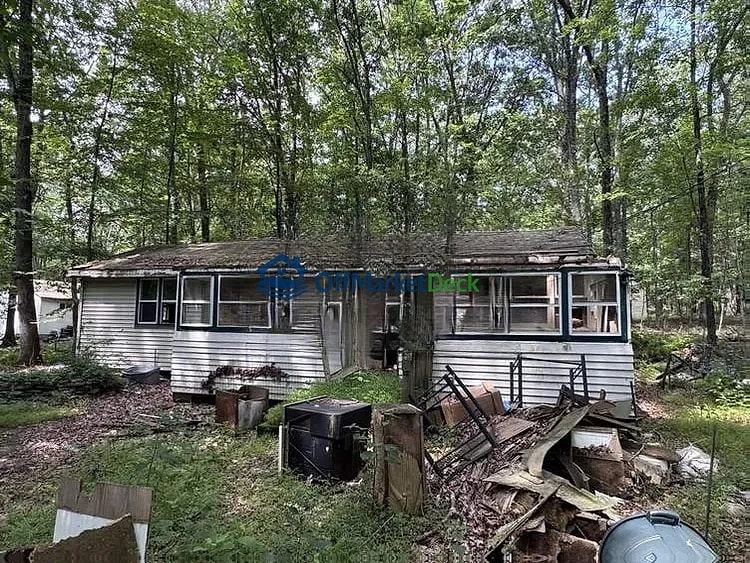 Off-market house in East Stroudsburg, Pennsylvania — 2 beds, 1 bath, $57,500 — photo 2 of 8
