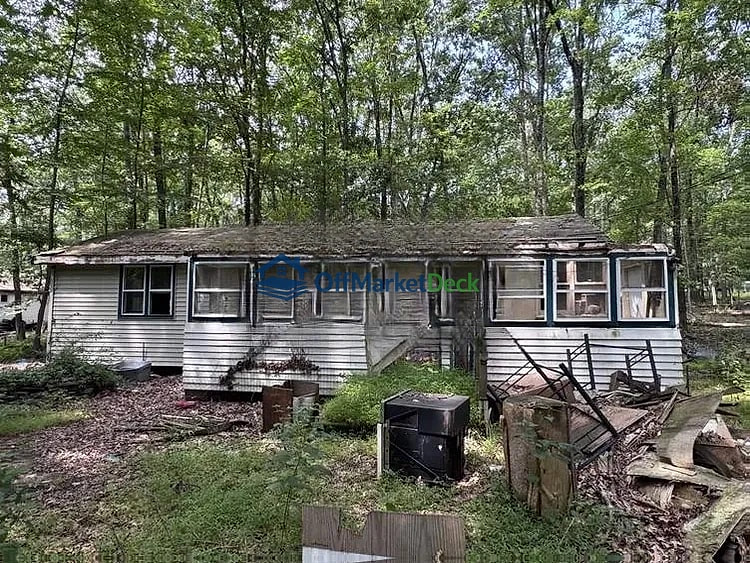 Off-market house in East Stroudsburg, Pennsylvania — 2 beds, 1 bath, $57,500 — photo 6 of 8