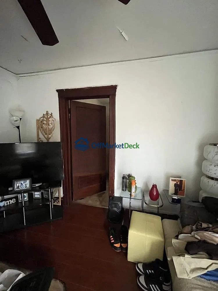 Off-market house in Detroit, Michigan — 2 beds, 1 bath, $10,000 — photo 6 of 8