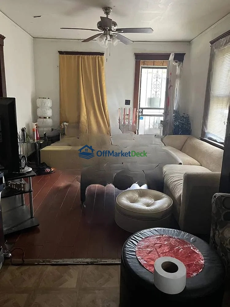 Off-market house in Detroit, Michigan — 2 beds, 1 bath, $10,000 — photo 2 of 8