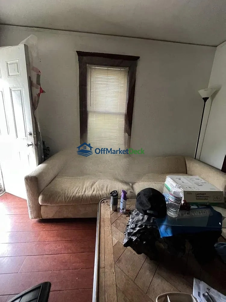 Off-market house in Detroit, Michigan — 2 beds, 1 bath, $10,000 — photo 5 of 8