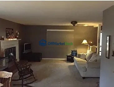 Off-market house in Guntersville, Alabama — 4 beds, 2 baths, $175,000 — photo 2 of 3