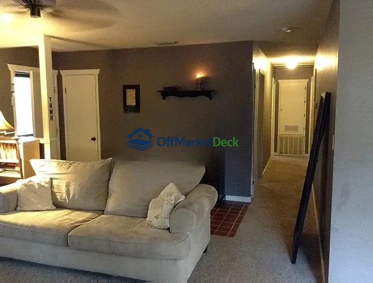 Off-market house in Guntersville, Alabama — 4 beds, 2 baths, $175,000 — photo 3 of 3