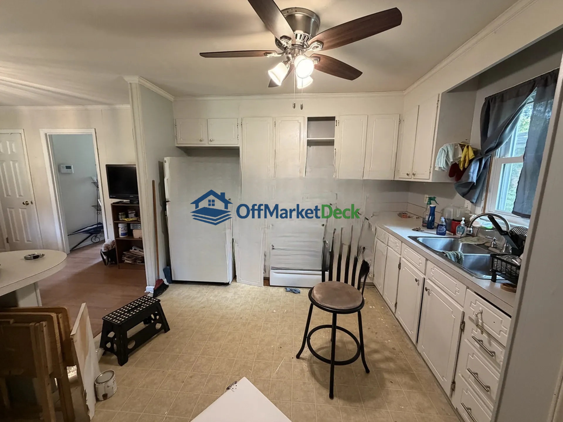 Off-market house in Charlotte, North Carolina — 3 beds, 1.5 baths, $217,500 — photo 4 of 8