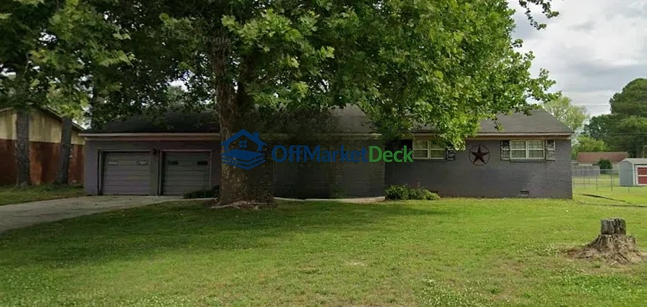 Off-market house in Decatur, Alabama — 4 beds, 2 baths, $150,000 — photo 2 of 3