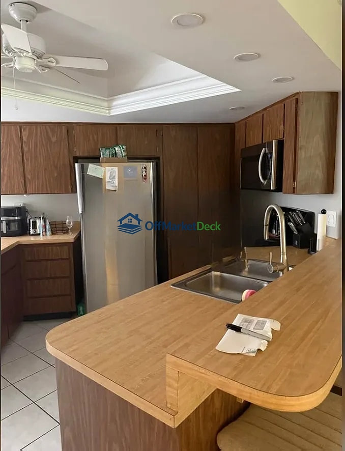 Off-market condo in New Port Richey, Florida — 2 beds, 2 baths, $225,000 — photo 2 of 3