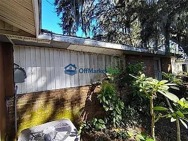 Off-market house in Wildwood, Florida — 3 beds, 2 baths, $330,000 — photo 3 of 8