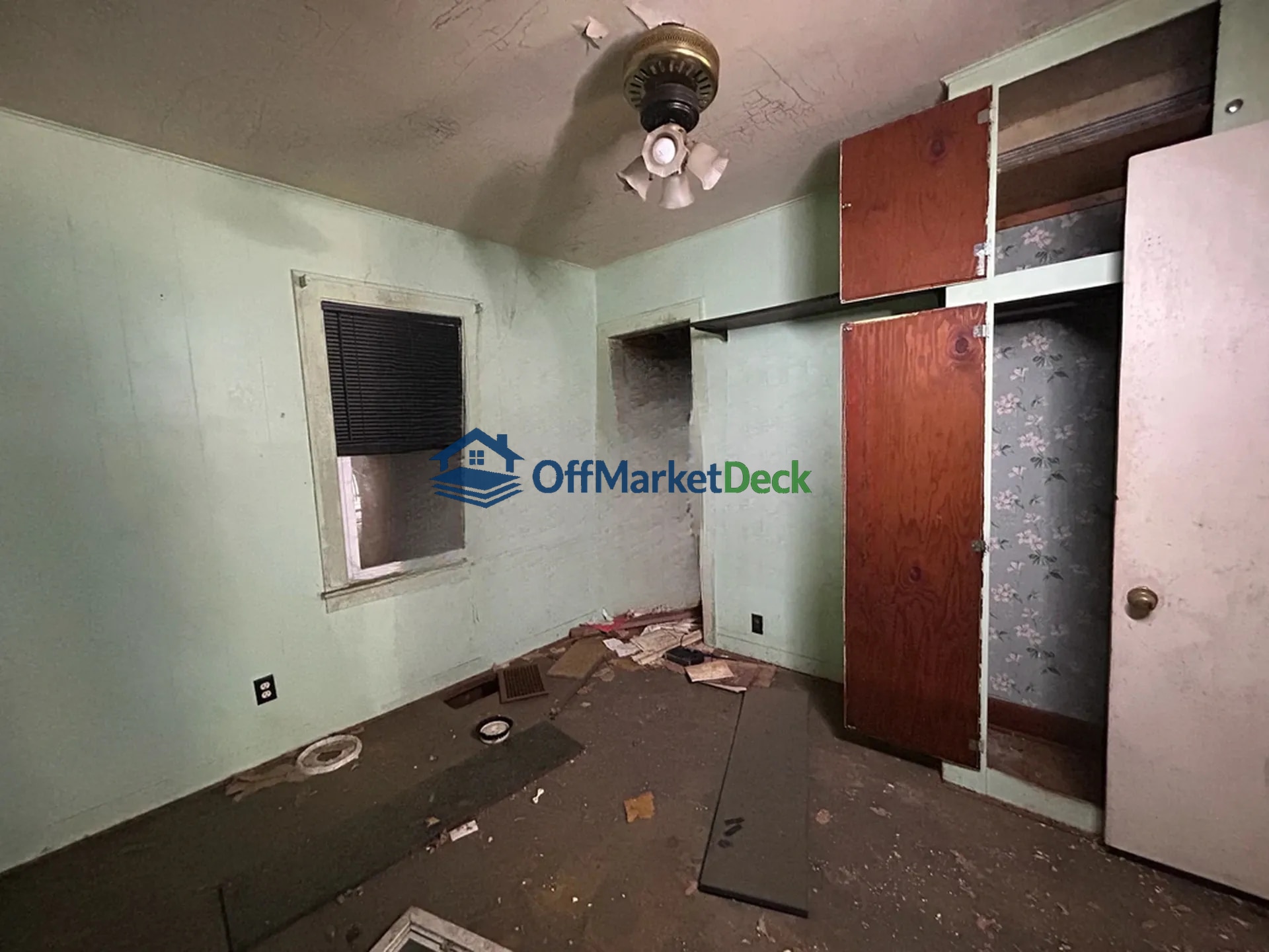 Off-market house in Saginaw, Michigan — 2 beds, 1 bath, $13,300 — photo 3 of 8