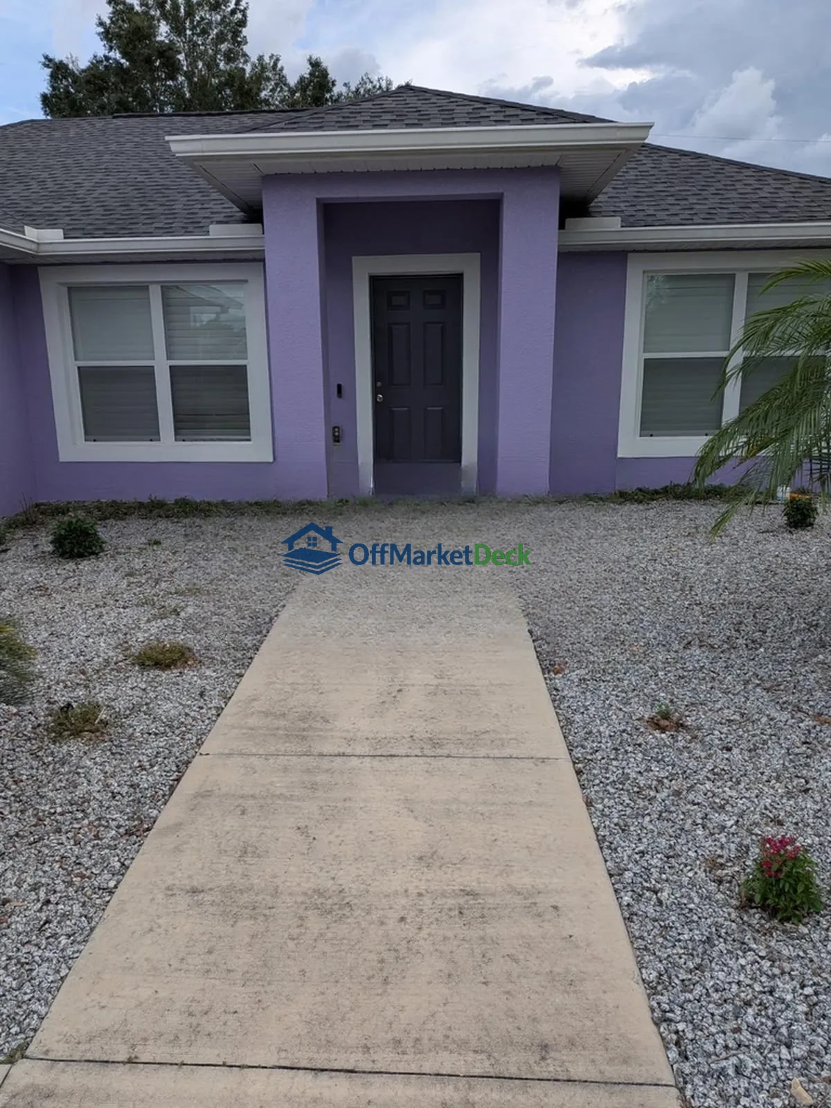 Off-market house in Ocala, Florida — 3 beds, 2 baths, $276,700 — photo 2 of 8
