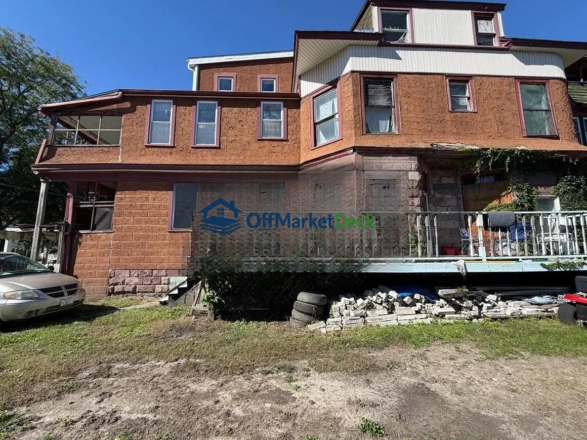 Off-market multi family in Clinton, Iowa — 9 beds, 9 baths, $170,000 — photo 3 of 8