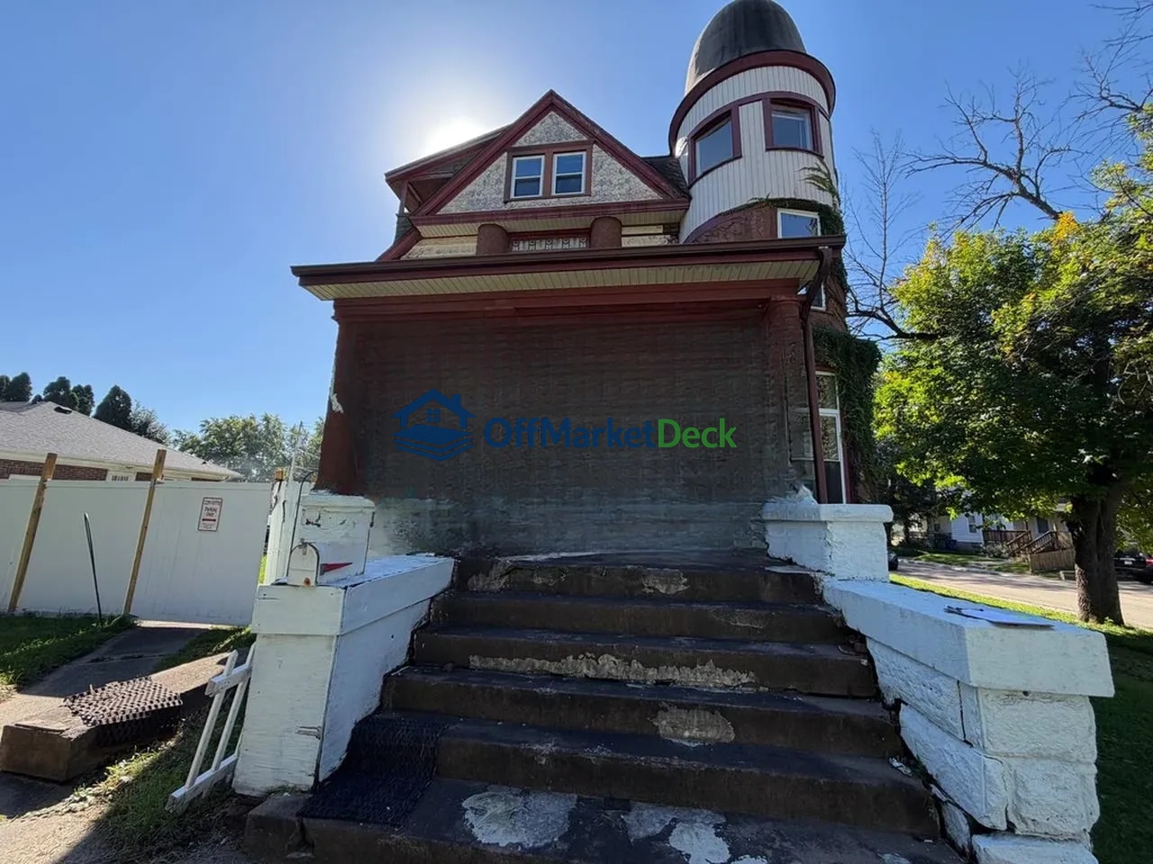 Off-market multi family in Clinton, Iowa — 9 beds, 9 baths, $170,000 — photo 2 of 8