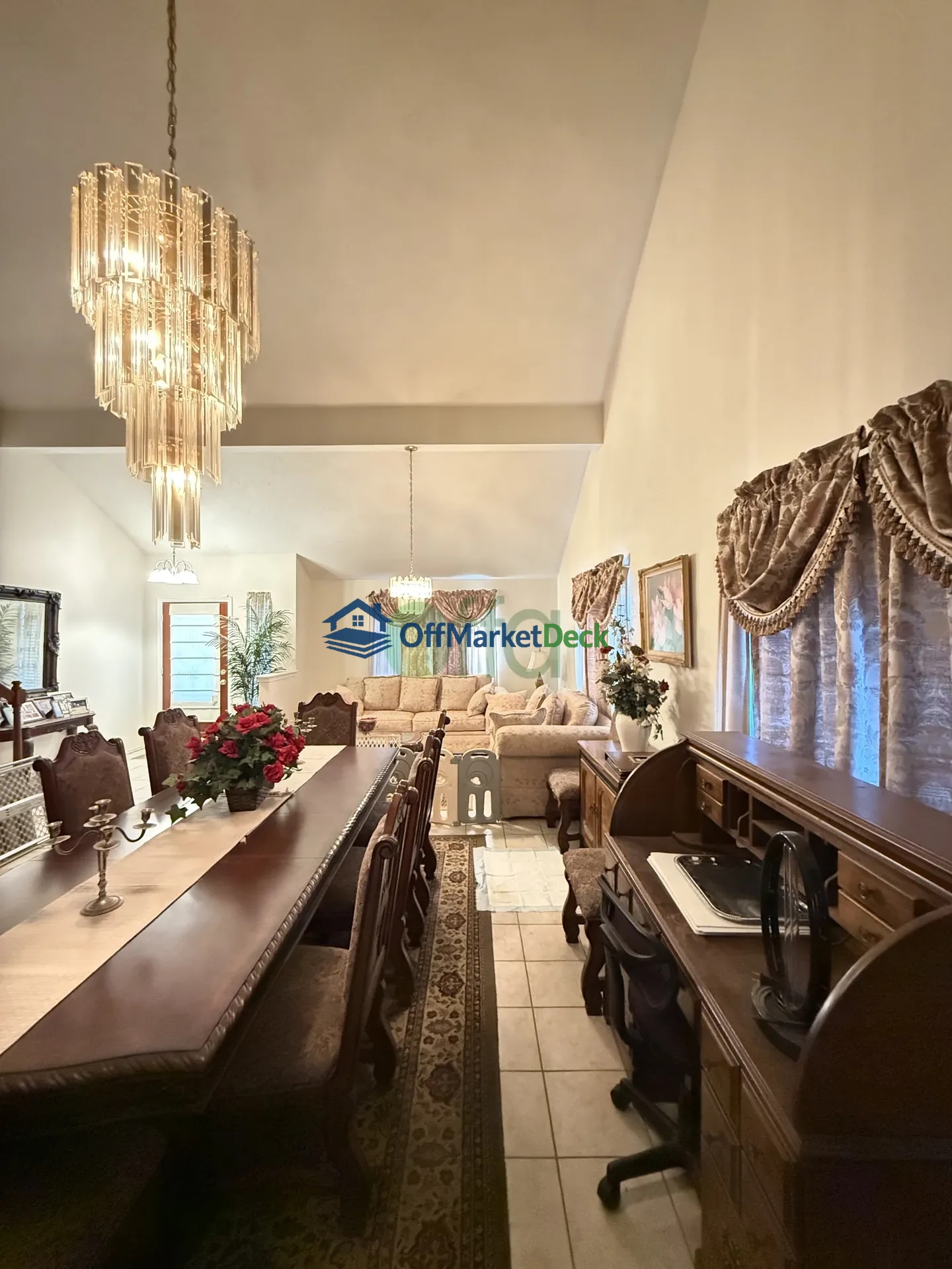Off-market house in Houston, Texas — 4 beds, 2 baths, $319,000 — photo 2 of 6