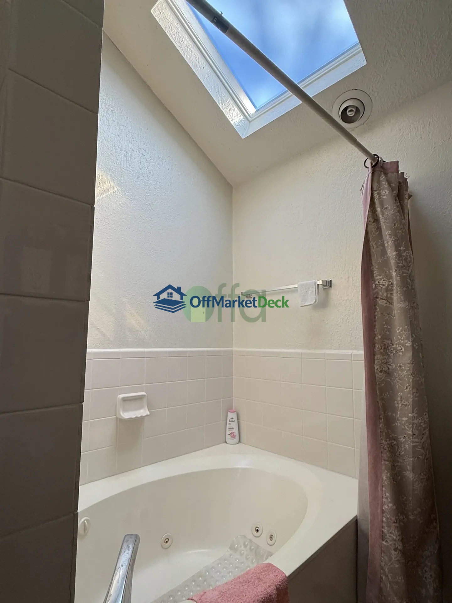 Off-market house in Houston, Texas — 4 beds, 2 baths, $319,000 — photo 5 of 6