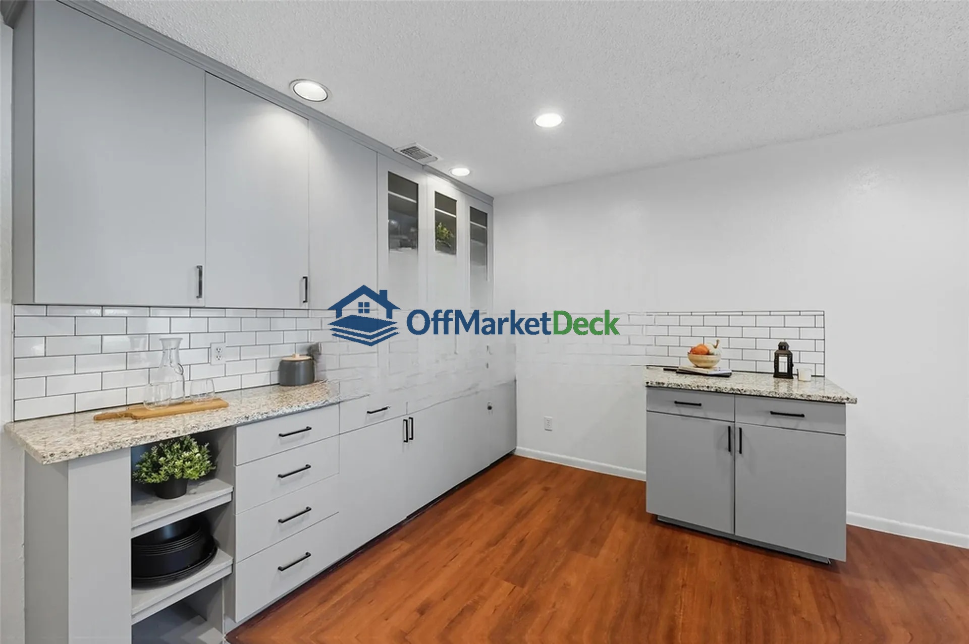 Off-market house in Arlington, Texas — 3 beds, 2 baths, $348,000 — photo 2 of 4