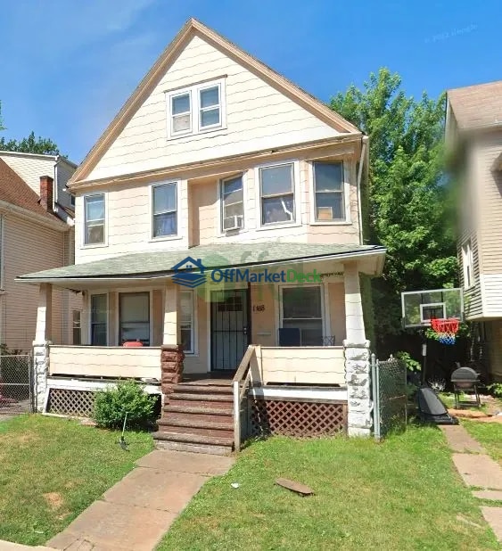 Off-market house in Cleveland, Ohio — 4 beds, 1 bath, $170,000 - Blurred background Image