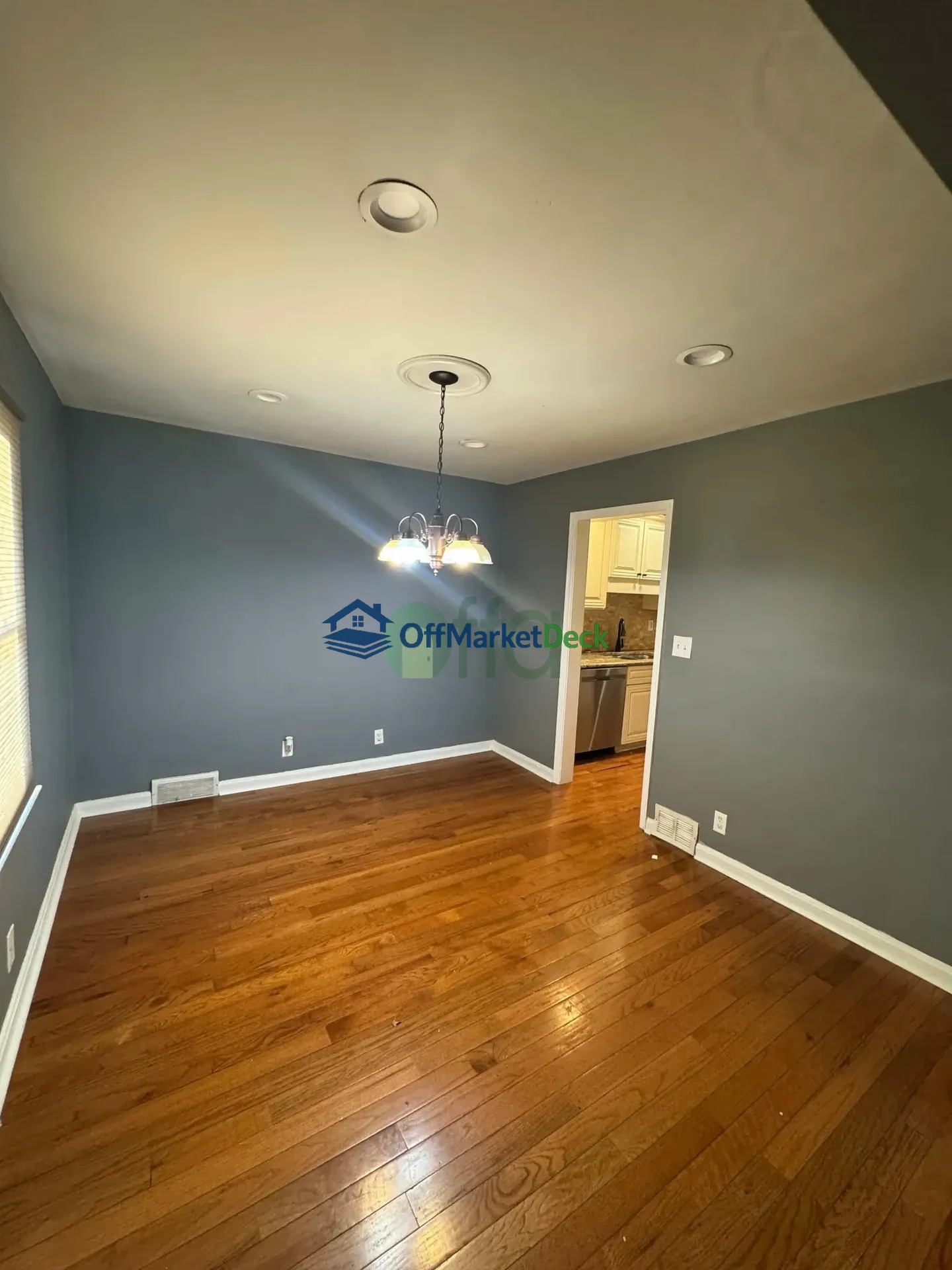 Off-market house in Louisville, Kentucky — 4 beds, 2.5 baths, $210,000 — photo 3 of 8